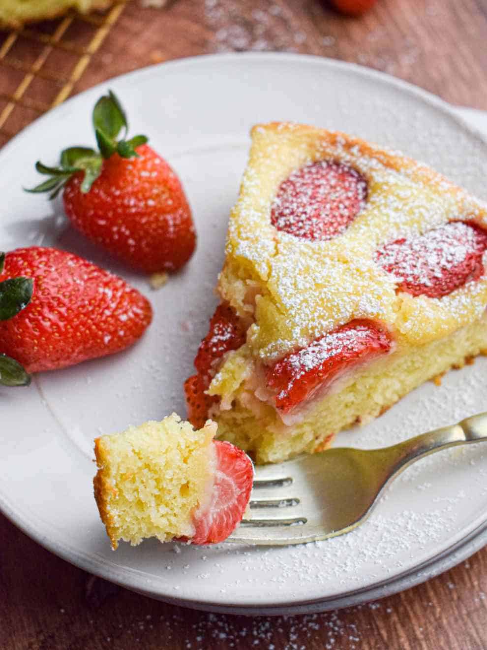 Fresh Strawberry Yogurt Cake